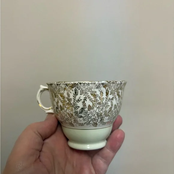 Elegant Colclough China Tea Set for 4 (8 pieces) - Picture 8 of 14